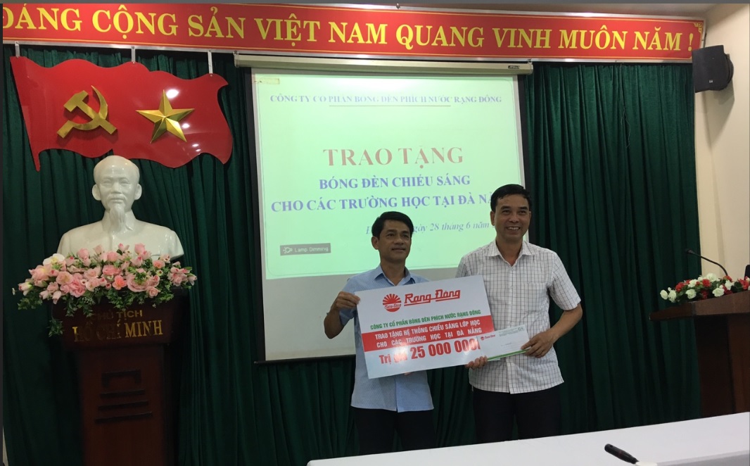 Rạng Đông trao tặng hệ thống chiếu sáng lớp học tại Đà Nẵng